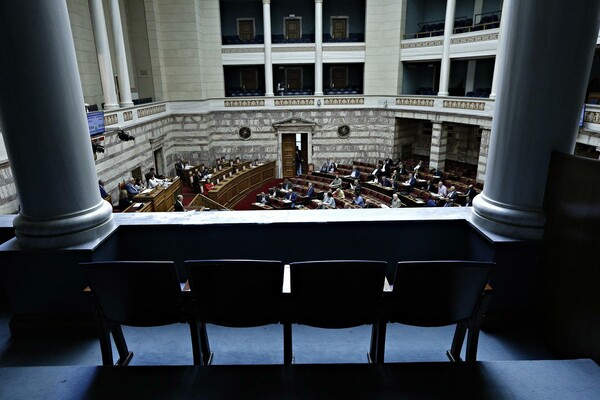 Αντίθετοι στο νέο πολυνομοσχέδιο δηλώνουν γιατροί, δικηγόροι και μηχανικοί