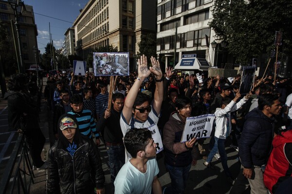 Αθήνα: Αντιρατσιστικό συλλαλητήριο με συνθήματα κατά της συμφωνίας για τους πρόσφυγες