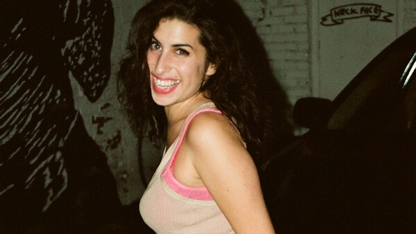 Αδημοσίευτες φωτογραφίες μιας "άλλης" Amy Winehouse πριν την φήμη και τον εθισμό