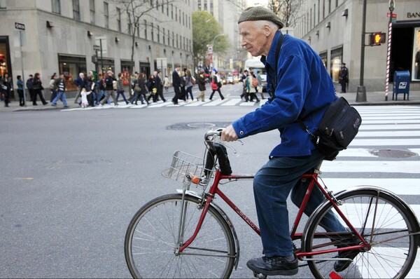 Ο Bill Cunningham, ο εμβληματικός φωτογράφος μόδας των Νew York Times, πέθανε σε ηλικία 87 ετών