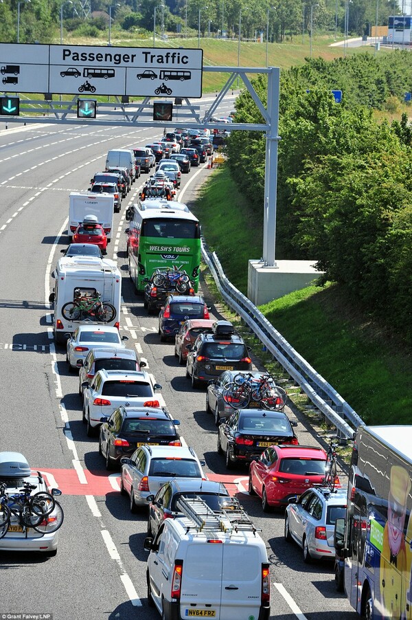 250 χιλιάδες Βρετανοί ταλαιπωρούνται στα σύνορα με τη Γαλλία λόγω ελέγχων-"Mας τιμωρούν για το Brexit"