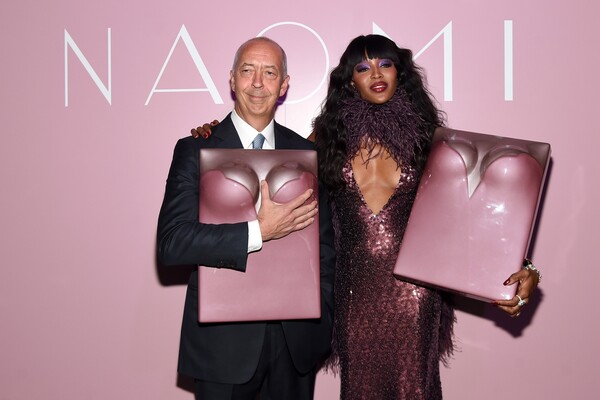 H Naomi Campbell, το πανάκριβο βιβλίο στο σχήμα μπούστου και μια στρατιά διασημότητες στο πάρτι της Νέας Υόρκης