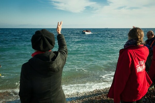 Η Σούζαν Σάραντον γράφει για τις στιγμές που ζει στη Μυτιλήνη και το μικρό κορίτσι που κράτησε στην αγκαλιά της