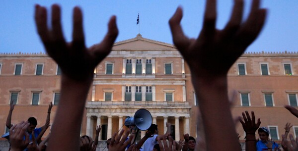 Νew York Times: Ώρα να λήξει η ελληνική τραγωδία του χρέους