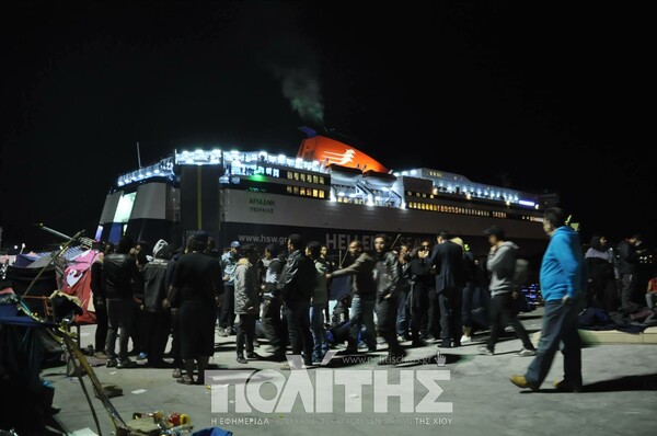 Νύχτα επεισοδίων στη Χίο - Κάτοικοι έριξαν μέχρι και κροτίδες για να διώξουν τους πρόσφυγες από το λιμάνι