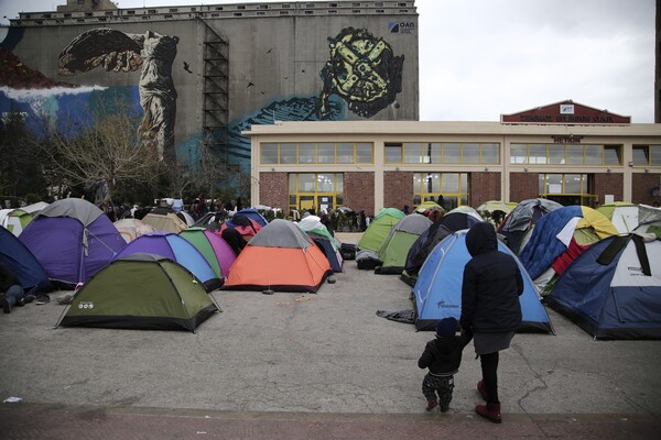 4.761 οι πρόσφυγες στον Πειραιά - Το Λιμενικό καταγγέλει φερόμενες ΜΚΟ και ζητά παρέμβαση εισαγγελέα