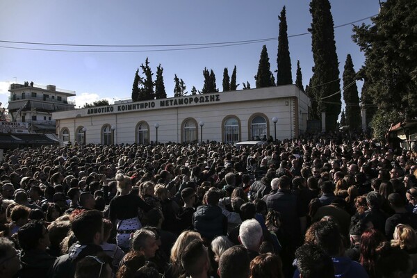 Διάσημοι, φίλοι, συγγενείς και χιλιάδες άνθρωποι ήταν εκεί, για τον Παντελή Παντελίδη