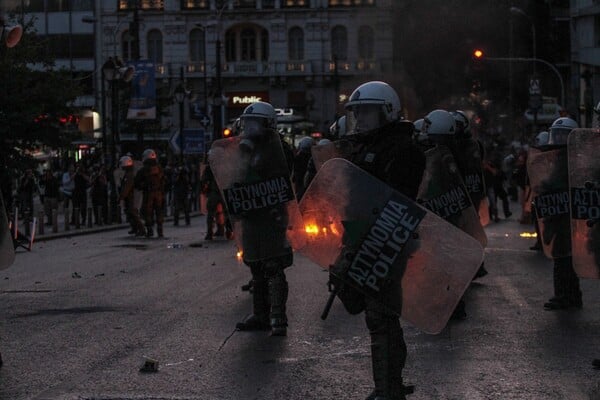 37 βουλευτές του ΣΥΡΙΖΑ ζητούν εξηγήσεις από τον Τόσκα για τα επεισόδια της Κυριακής στο Σύνταγμα