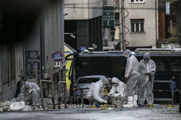 Βομβαρδισμένο τοπίο το ΣΕΒ- Σοβαρές ζημιές σε κοντινά καταστήματα, στο Αμαλία και στην Πρεσβεία Κύπρου