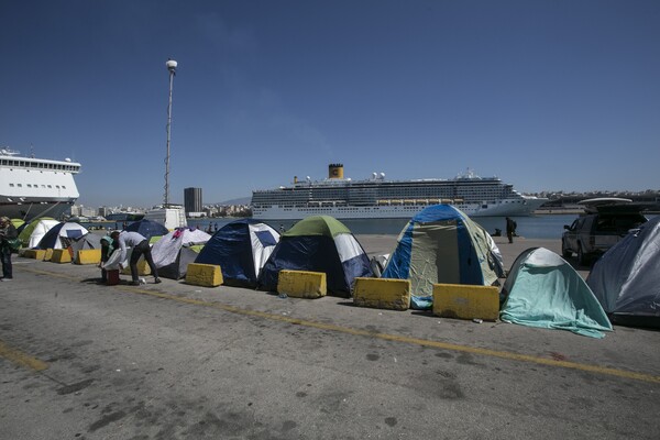 Οι πρόσφυγες στον Πειραιά αρνούνται να μεταφερθούν σε οργανωμένες δομές φιλοξενίας