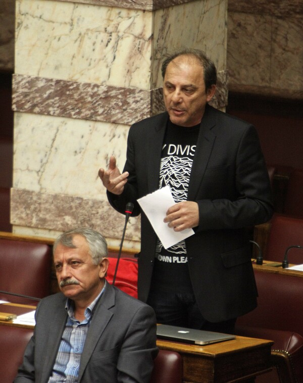 Ο ηχολήπτης βουλευτής του ΣΥΡΙΖΑ που εμφανίστηκε στη Βουλή με t-shirt ροκ συγκροτήματος