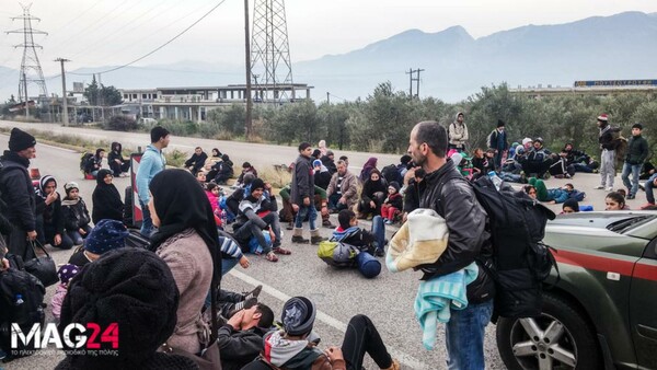 700 πρόσφυγες εγκλωβισμένοι με τους αγρότες στα Τέμπη