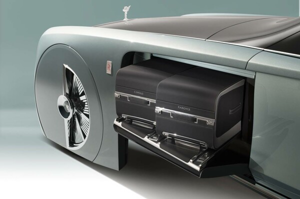 Η Rolls-Royce οδηγεί το αυτοκίνητο σε άλλα επίπεδα― χωρίς οδηγό και με κόκκινο χαλί, μεταξύ άλλων