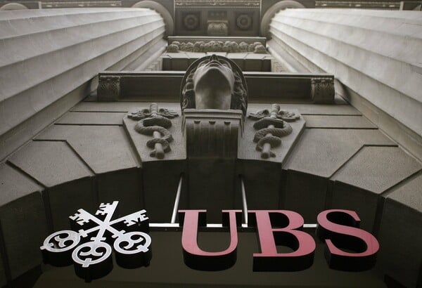 Έφοδος εισαγγελέων στη UBS έβγαλε 200 "λαβράκια" με μεγάλες καταθέσεις