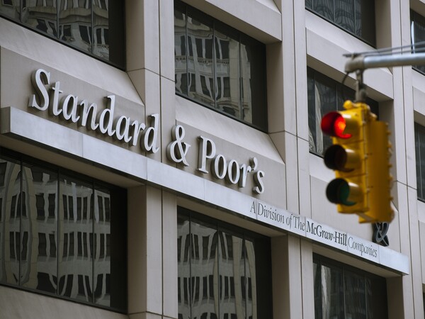 Standard & Poor's: Κίνδυνος στάσης πληρωμών από την Ελλάδα και το 2016