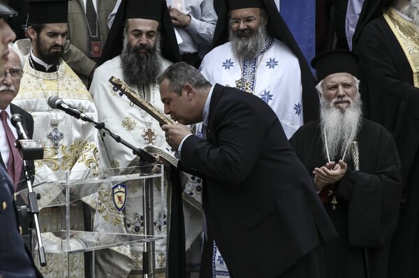 Ο Καμμένος υποδέχτηκε με τιμές αρχηγού κράτους την εικόνα της Παναγιάς Σουμελά