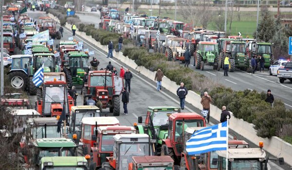 Αγρότες-πρόσφυγες μαζί στα Τέμπη