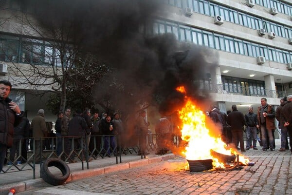 Επί ποδός όλη η Ελλάδα - Σκηνικό πολέμου στην Κομοτηνή - Σε «ομηρία» ο υπουργός Αγροτικής Ανάπτυξης