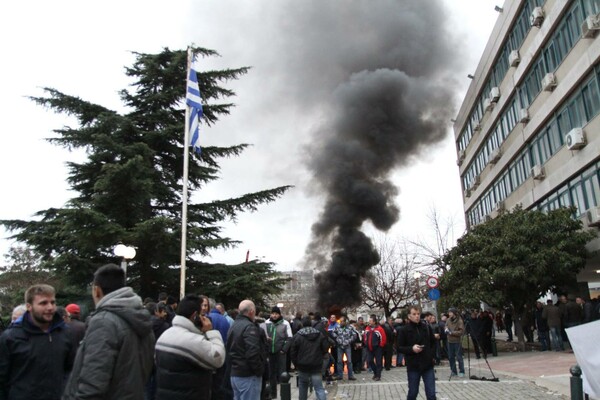 Επί ποδός όλη η Ελλάδα - Σκηνικό πολέμου στην Κομοτηνή - Σε «ομηρία» ο υπουργός Αγροτικής Ανάπτυξης