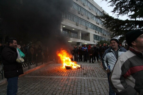 Επί ποδός όλη η Ελλάδα - Σκηνικό πολέμου στην Κομοτηνή - Σε «ομηρία» ο υπουργός Αγροτικής Ανάπτυξης