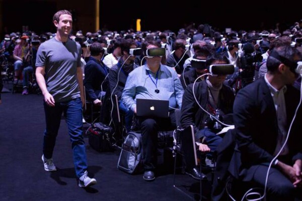 Aυτή η φωτογραφία του ενθουσιασμένου Zuckerberg έχει προκαλέσει έντονα σχόλια και αντιδράσεις