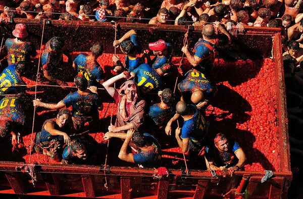 La Tomatina! Μέσα στη γιορτή της ντομάτας στη Buñol