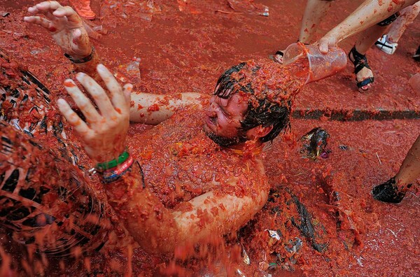 La Tomatina! Μέσα στη γιορτή της ντομάτας στη Buñol