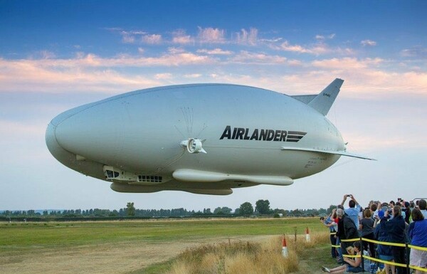 Το Airlander-10, το μεγαλύτερο αεροσκάφος στον κόσμο, έκανε το παρθενικό ταξίδι του