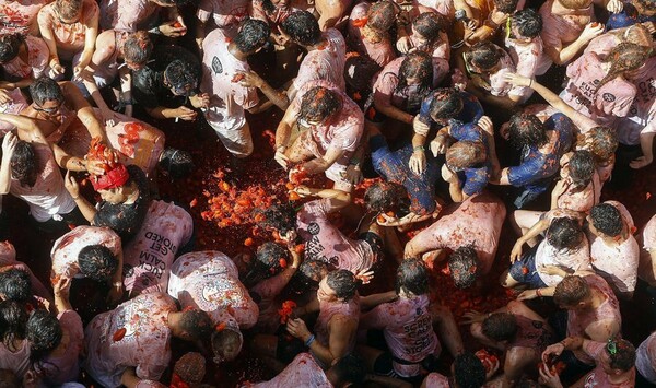 La Tomatina! Μέσα στη γιορτή της ντομάτας στη Buñol