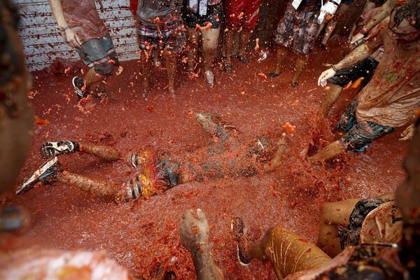 La Tomatina! Μέσα στη γιορτή της ντομάτας στη Buñol