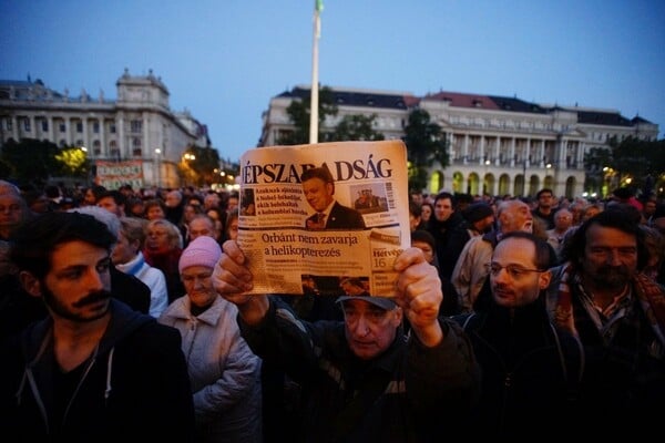 Ούγγροι διαδήλωσαν για τη διακοπή κυκλοφορίας της αντιπολιτευτικής εφημερίδας Nepszabadsag