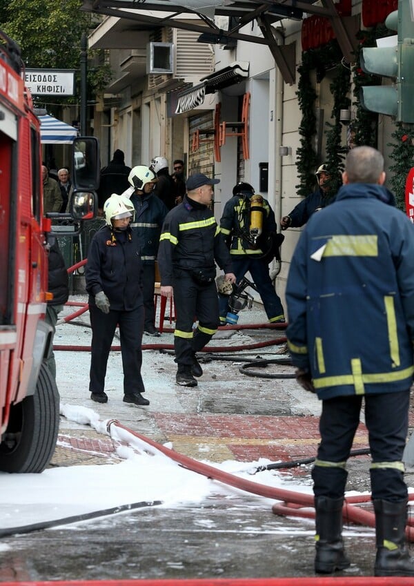 Εκτός κινδύνου οι πέντε τραυματίες από την έκρηξη στην πλ. Βικτωρίας (Εικόνες από το σημείο)