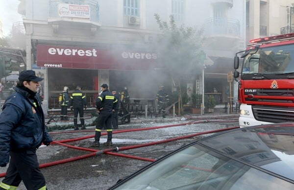 Εκτός κινδύνου οι πέντε τραυματίες από την έκρηξη στην πλ. Βικτωρίας (Εικόνες από το σημείο)