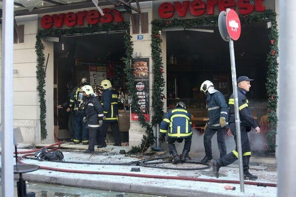 Εκτός κινδύνου οι πέντε τραυματίες από την έκρηξη στην πλ. Βικτωρίας (Εικόνες από το σημείο)