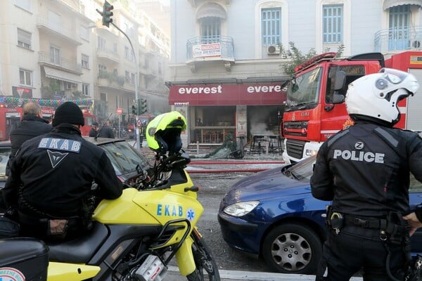 Εκτός κινδύνου οι πέντε τραυματίες από την έκρηξη στην πλ. Βικτωρίας (Εικόνες από το σημείο)