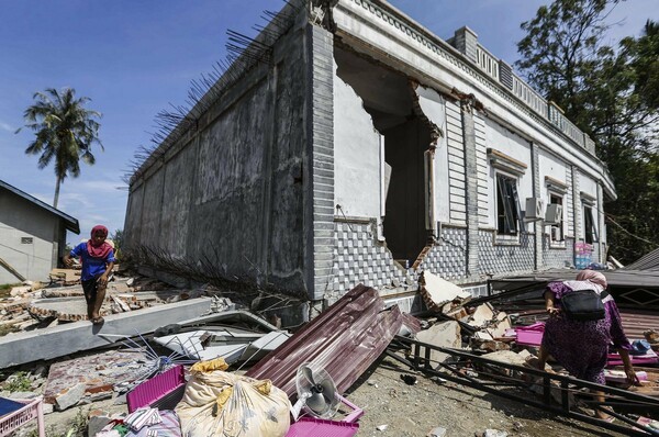 Δρόμοι σκίστηκαν στη μέση και εκατοντάδες κτίρια ισοπεδώθηκαν στην Ινδονησία