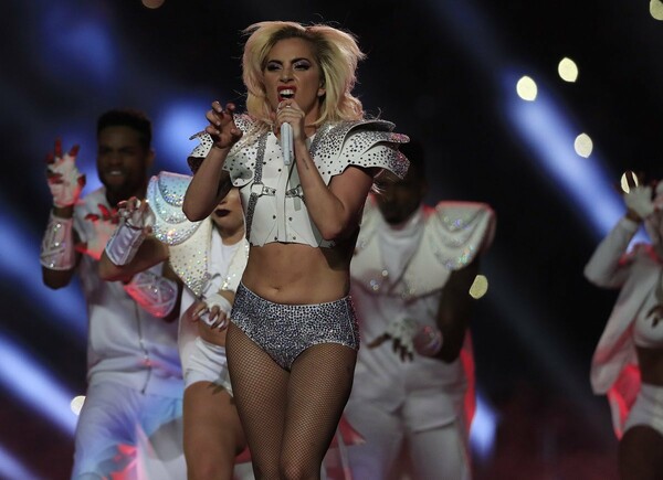 H Gaga ήταν θεαματική στο Super Bowl: Πέταξε, έκανε ακροβατικά, χόρεψε σε φρενήρη ρυθμό, αλλά δεν έκανε πολιτικό σχόλιο