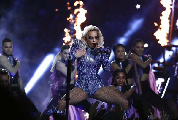 H Gaga ήταν θεαματική στο Super Bowl: Πέταξε, έκανε ακροβατικά, χόρεψε σε φρενήρη ρυθμό, αλλά δεν έκανε πολιτικό σχόλιο