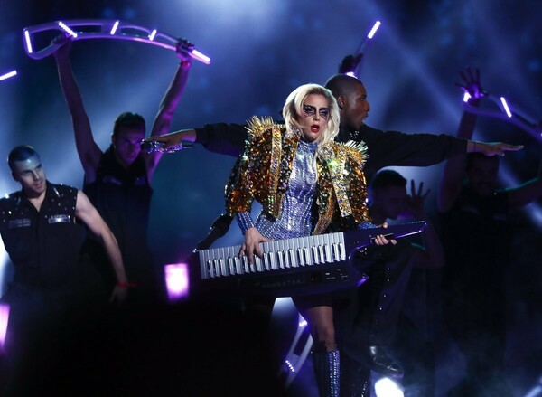 H Gaga ήταν θεαματική στο Super Bowl: Πέταξε, έκανε ακροβατικά, χόρεψε σε φρενήρη ρυθμό, αλλά δεν έκανε πολιτικό σχόλιο