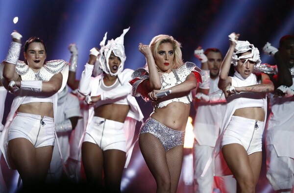 H Gaga ήταν θεαματική στο Super Bowl: Πέταξε, έκανε ακροβατικά, χόρεψε σε φρενήρη ρυθμό, αλλά δεν έκανε πολιτικό σχόλιο