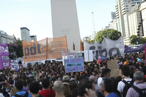 Αργεντινή: Γυμνόστηθες διαδηλώτριες διαμαρτύρονται για το δικαίωμα στο topless