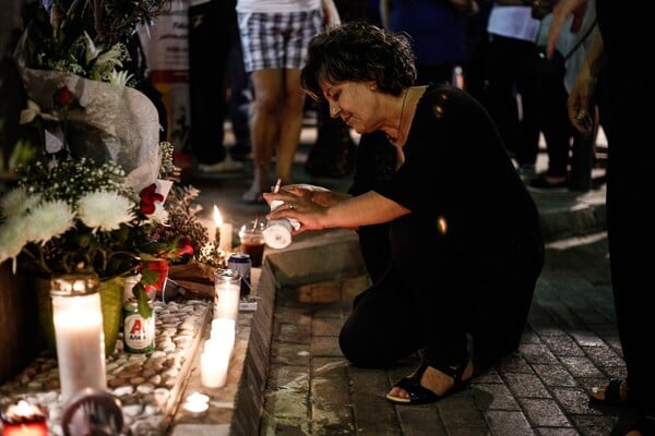 Η Μάγδα Φύσσα στο μνημείο του Παύλου