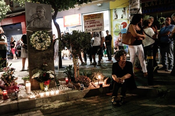 Η Μάγδα Φύσσα στο μνημείο του Παύλου