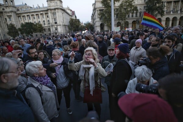 Ούγγροι διαδήλωσαν για τη διακοπή κυκλοφορίας της αντιπολιτευτικής εφημερίδας Nepszabadsag