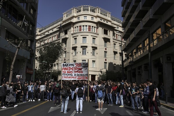 Οι μολότοφ στη Βουλή - Φωτογραφίες από τη σημερινή μαθητική πορεία