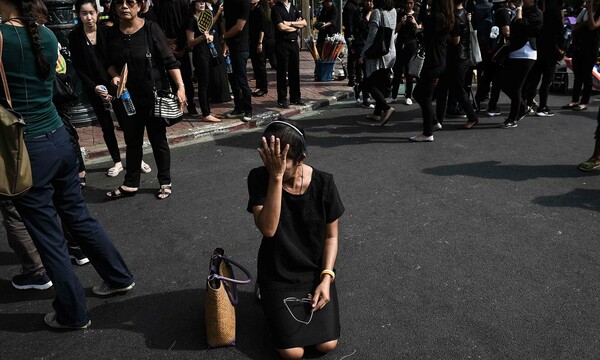 Πρόβλημα με τα μαύρα ρούχα που ξεπουλάνε στην Ταϊλάνδη - Η κυβέρνηση προειδοποιεί για την αισχροκέρδεια