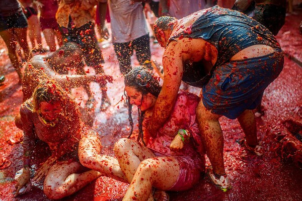 La Tomatina! Μέσα στη γιορτή της ντομάτας στη Buñol