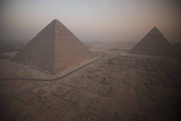 Ο Τσίπρας φωτογραφίζεται στις Πυραμίδες