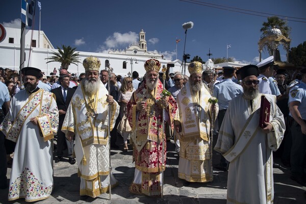 30 φωτογραφίες από το προσκύνημα χιλιάδων πιστών στην Τήνο