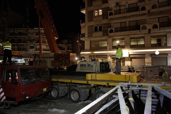 Θεσσαλονίκη: Φωτογραφίες από την γιγαντιαία επιχείρηση της Πυροσβεστικής στο εργοτάξιο του μετρό που σκοτώθηκε ο χειριστής